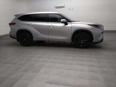 Used 2021 Toyota Highlander LE AWD/4WD image 11