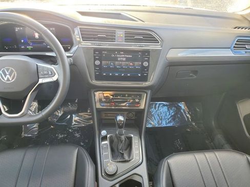 Used 2022 Volkswagen Tiguan SE w/ Panoramic Sunroof Package image 16