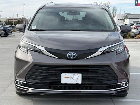 Used 2023 Toyota Sienna XLE image 8