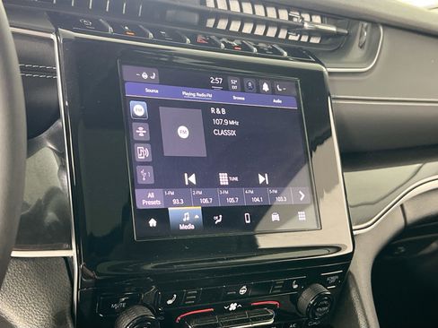 Used 2023 Jeep Grand Cherokee Laredo w/ Luxury Tech Group I image 14