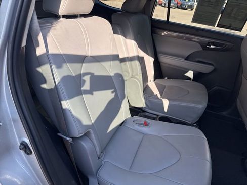 Used 2025 Toyota Highlander Limited AWD/4WD image 18
