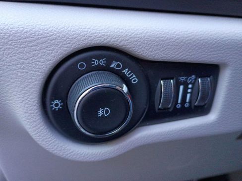 Used 2023 Chrysler Pacifica Touring-L image 24