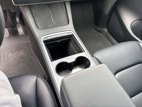 Used 2022 Tesla Model Y Long Range image 27