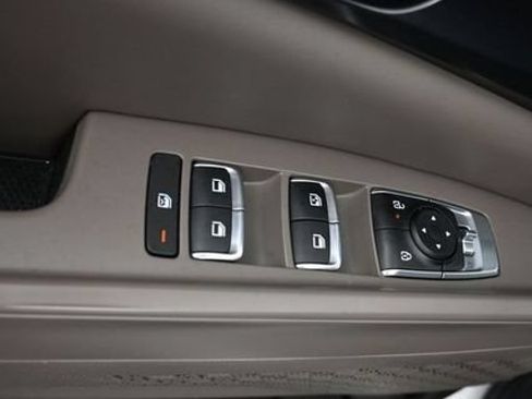 Used 2025 Kia Carnival FWD image 12