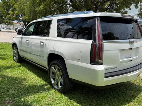 Used 2017 Cadillac Escalade ESV Premium Luxury AWD/4WD image 5