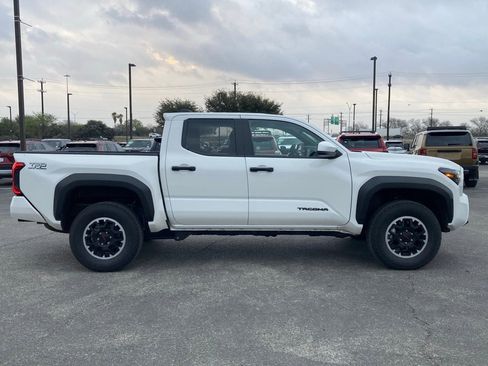 Used 2025 Toyota Tacoma TRD Off-Road image 3