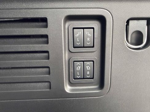 Used 2026 Chevrolet Traverse RS FWD image 33