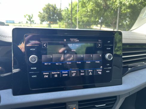 Used 2025 Volkswagen Jetta SE w/ Sunroof Package FWD image 21