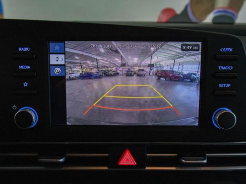 Used 2025 Hyundai Elantra SE FWD image 6