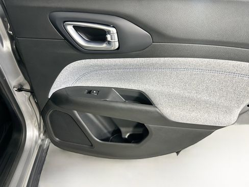 Used 2023 Jeep Compass Latitude image 29