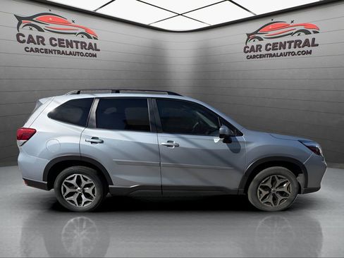 Used 2020 Subaru Forester Premium image 6