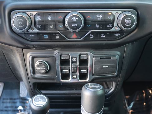 Used 2022 Jeep Wrangler Unlimited Sahara w/ Cold Weather Group AWD/4WD image 28