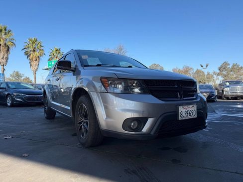 Used 2019 Dodge Journey SE image 3