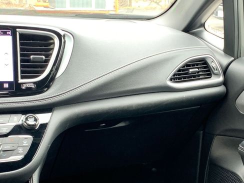 Used 2025 Chrysler Pacifica Limited image 39