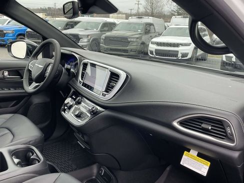 New 2026 Chrysler Pacifica Select image 14