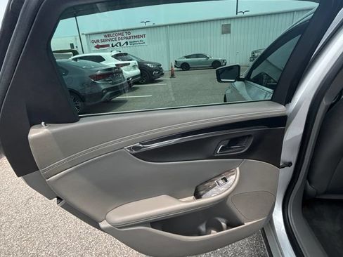 Used 2015 Chevrolet Impala LT FWD image 16
