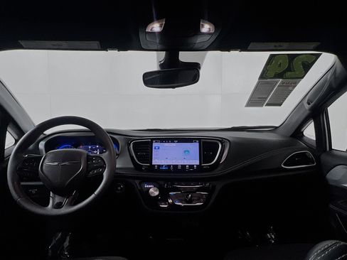 Used 2024 Chrysler Pacifica Touring FWD image 30