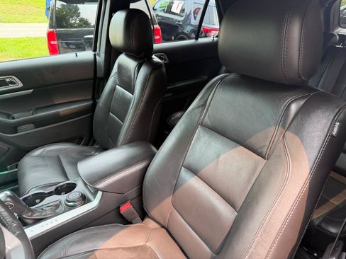 Used 2014 Ford Explorer XLT w/ Equipment Group 202A AWD/4WD image 18