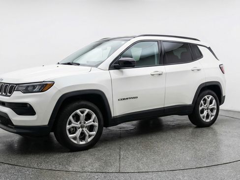 Used 2025 Jeep Compass Latitude image 3