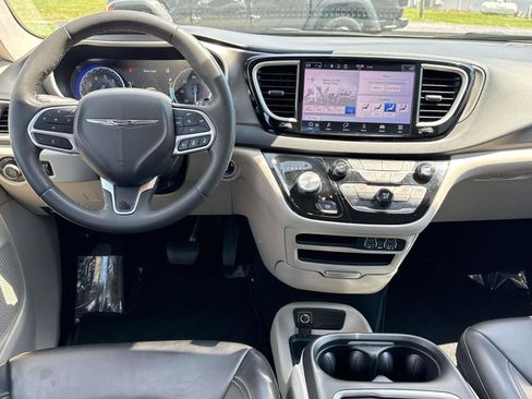 Used 2023 Chrysler Pacifica Touring-L FWD image 16