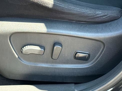 Used 2016 Nissan Rogue SV FWD image 18