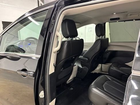 Used 2023 Chrysler Pacifica Touring-L FWD image 18