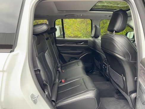 Used 2022 Jeep Grand Cherokee Limited image 10