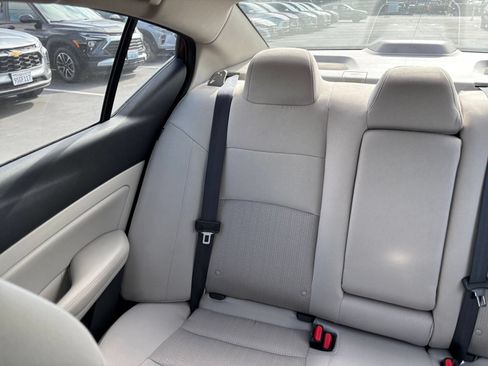 Used 2025 Nissan Altima 2.5 SV FWD image 40