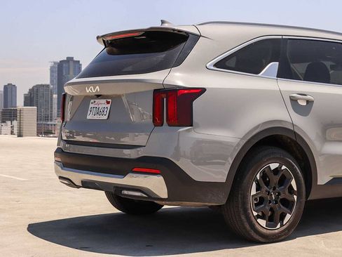 Used 2025 Kia Sorento S w/ Panoramic Sunroof Package FWD image 9