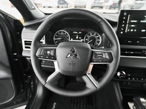 New 2026 Mitsubishi Outlander LE FWD image 18