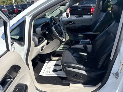 Used 2018 Chrysler Pacifica Limited FWD image 18