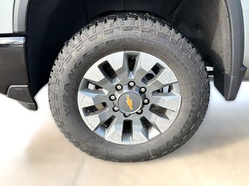 Used 2024 Chevrolet Silverado 2500 Custom w/ Custom Value Package image 11