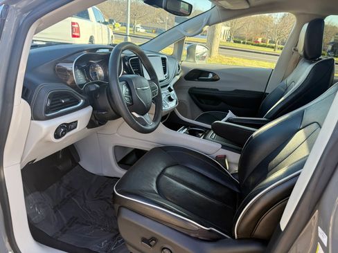 Used 2022 Chrysler Pacifica Limited image 14