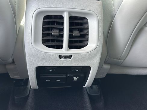 Used 2019 Jeep Cherokee Overland w/ Technology Group AWD/4WD image 23
