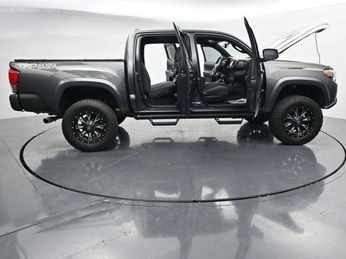 Used 2017 Toyota Tacoma TRD Sport AWD/4WD image 38