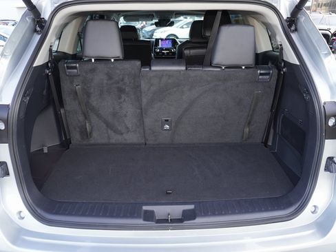 Certified 2025 Toyota Highlander XLE image 9