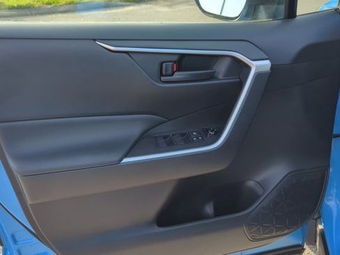 Used 2019 Toyota RAV4 LE image 7