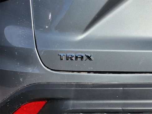 Used 2025 Chevrolet Trax LT w/ LT Convenience Package image 12