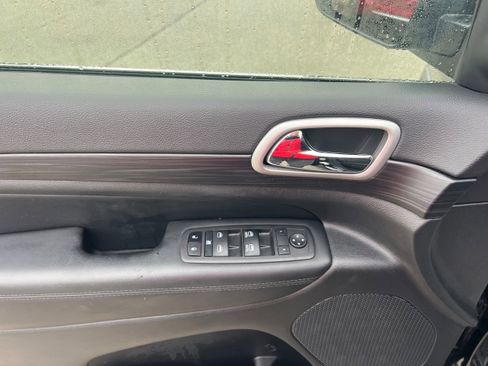 Used 2022 Jeep Grand Cherokee Laredo E w/ Security & Convenience Group image 11