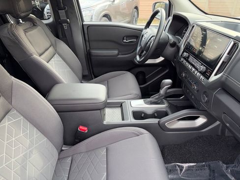 Used 2025 Nissan Frontier SV image 23