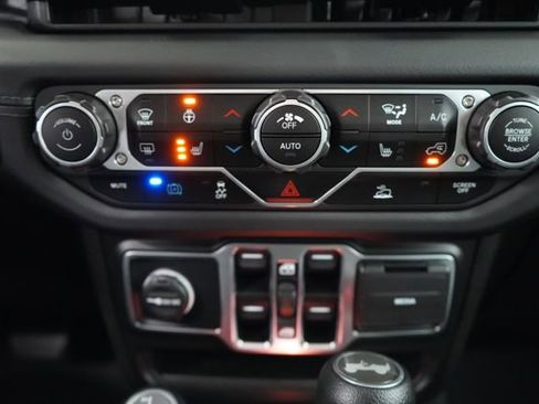 Used 2025 Jeep Wrangler Unlimited Sahara image 41