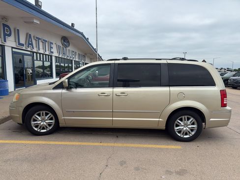 Used 2010 Chrysler Town & Country Touring FWD image 2