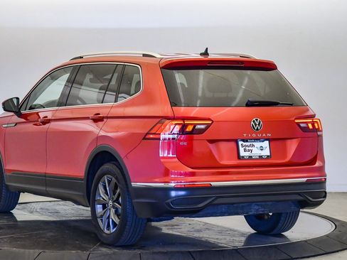 Used 2022 Volkswagen Tiguan SE w/ Panoramic Sunroof Package image 2