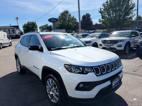 Used 2022 Jeep Compass Latitude w/ Sun and Sound Group AWD/4WD image 9