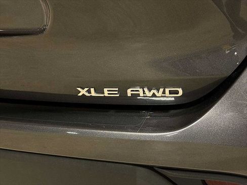 Certified 2022 Toyota Highlander XLE image 28