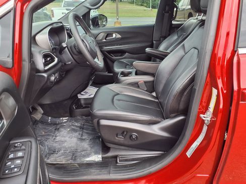 Used 2025 Chrysler Voyager LX FWD image 15
