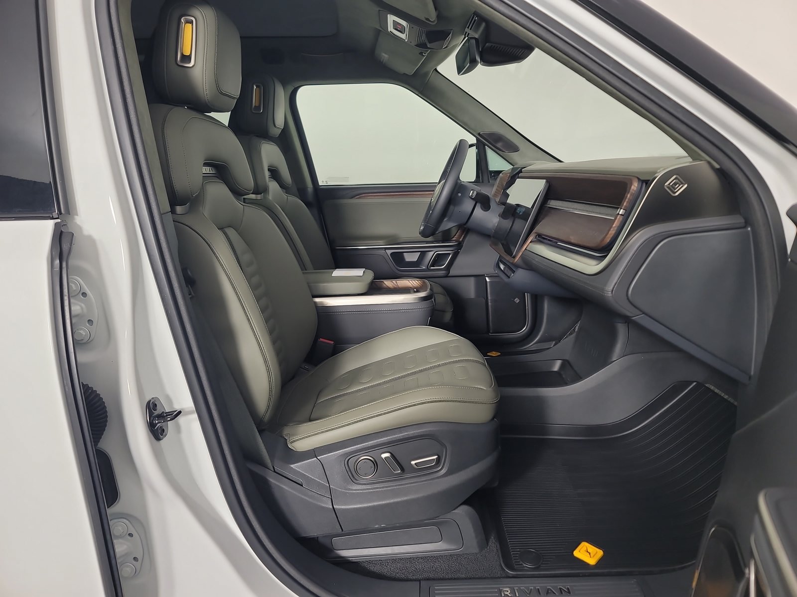 Used 2023 Rivian R1T Adventure Dual AWD/4WD image 23