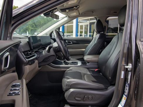 Used 2025 Kia Carnival FWD image 7