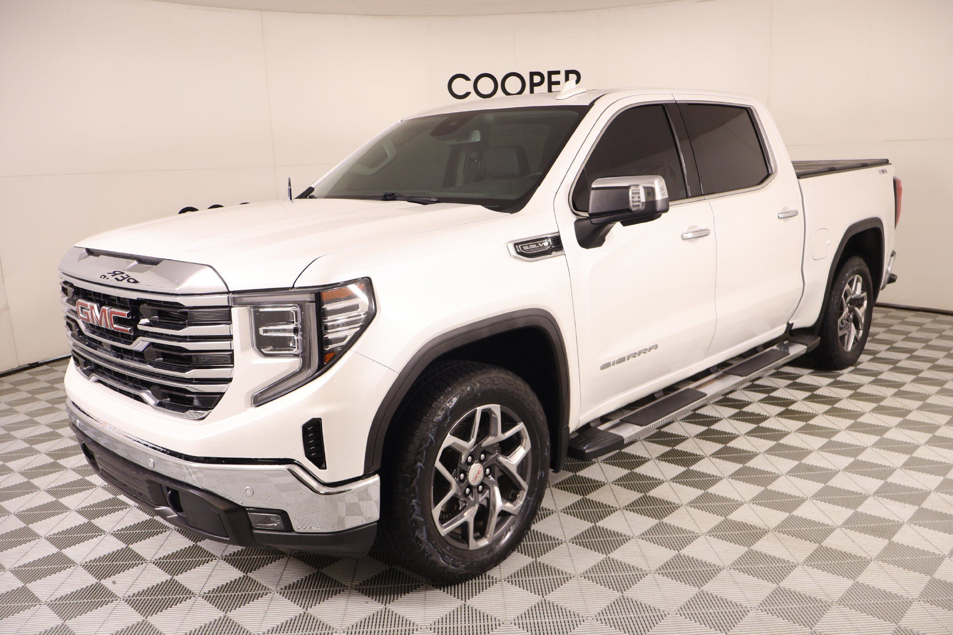 Used 2024 GMC Sierra 1500 SLT w/ SLT Premium Plus Package AWD/4WD image 10