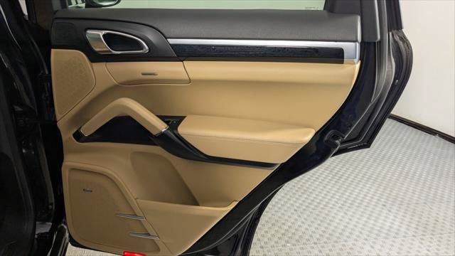 Used 2016 Porsche Cayenne w/ Premium Package AWD/4WD image 19